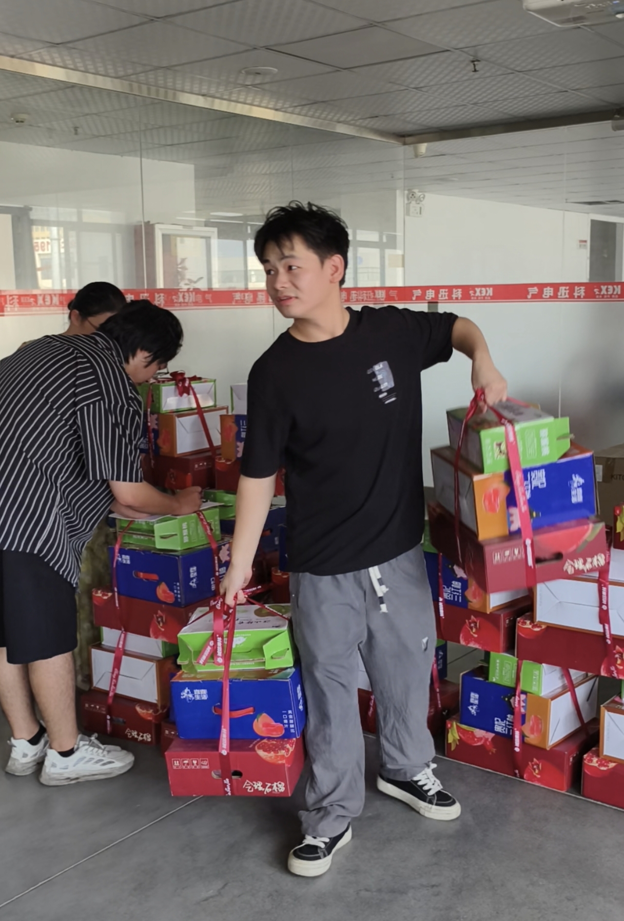 Occasione mediae autumni festivitatis, Kexun Electric exquisitum donum pixides pro omni operario paravit.